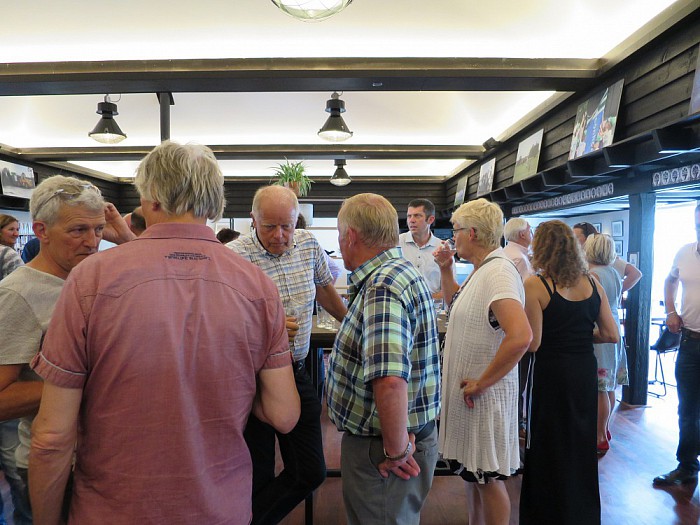 Anjerpunt Hoonhorst feestelijk geopend - Foto: Wim