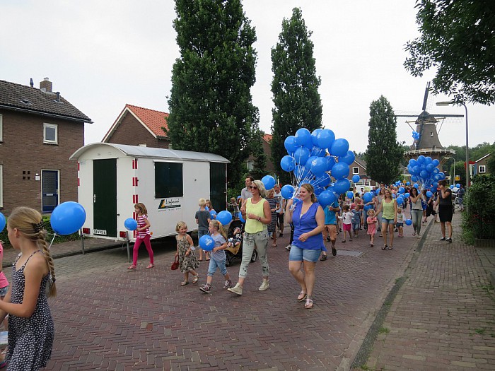 Het spoeifeest door kinderen geopend - Foto: Wim