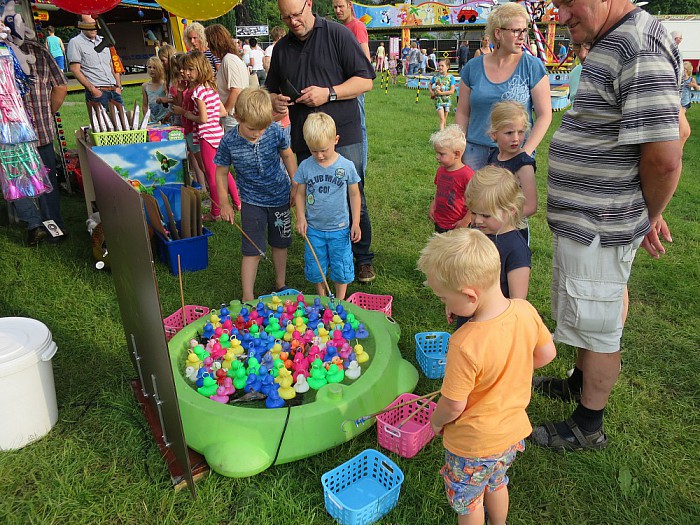 Het spoeifeest door kinderen geopend - Foto: Wim
