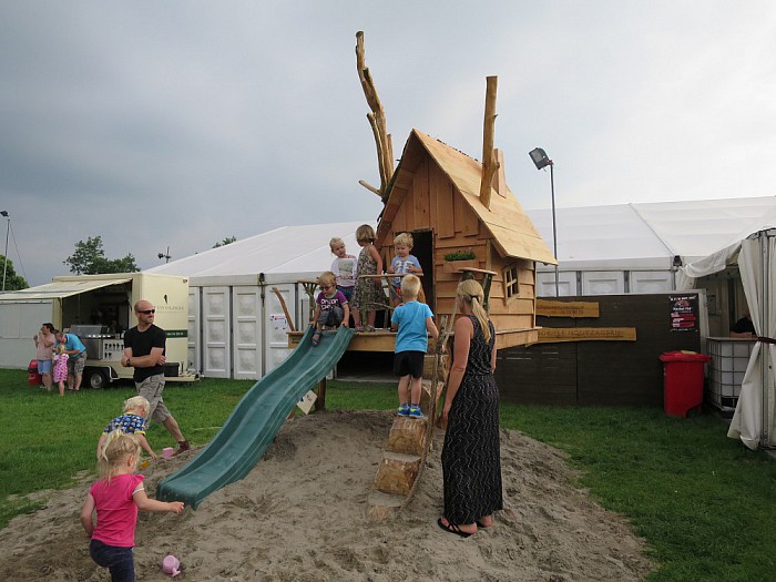 Het spoeifeest door kinderen geopend - Foto: Wim