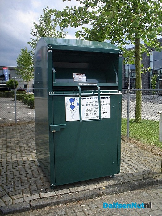 Kapotte kleding in textielcontainer