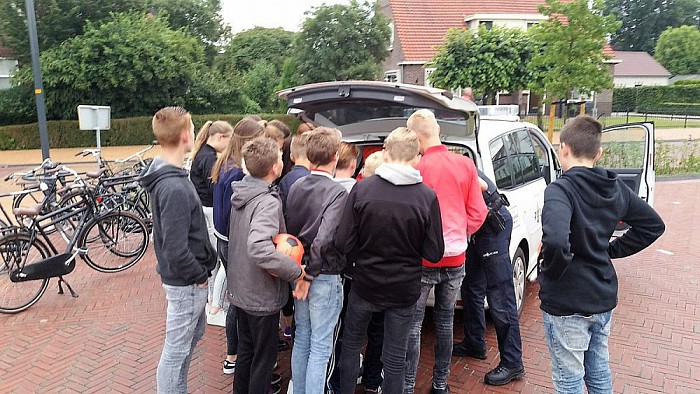 De politie is je beste kameraad - Foto: Politie Dalfsen