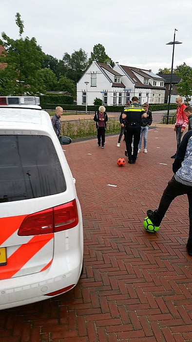 De politie is je beste kameraad - Foto: Politie Dalfsen