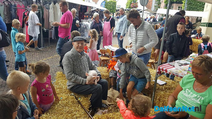 Jong leert van oudere op de blauwe bogendag - Foto: Ingezonden foto