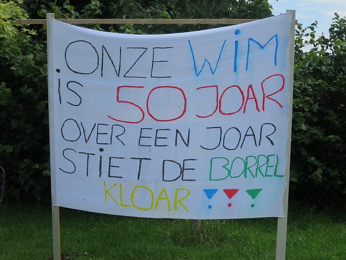 Wim is 50 joar, oaver een joar een borrel? - Foto: Wim