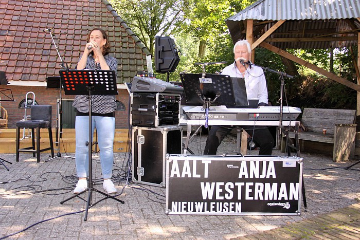 Aalt en dochter Anja treden op: markt Lemele - Foto: Eigen geleverde foto