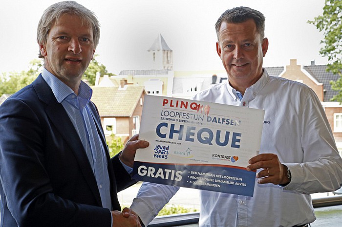Waardecheque overhandigd - Foto: Gemeente Dalfsen
