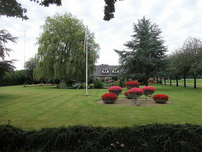 Prachtige tuin aan de Schoolstraat maar ook W I E T - Foto: Wim
