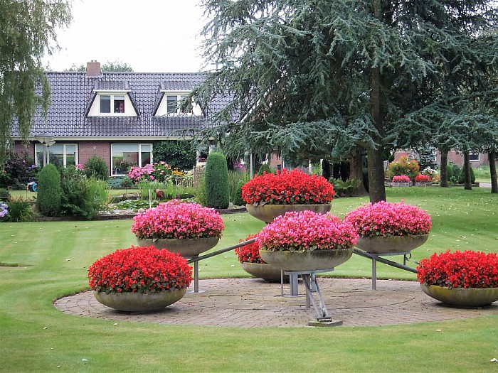 Prachtige tuin aan de Schoolstraat maar ook W I E T - Foto: Wim