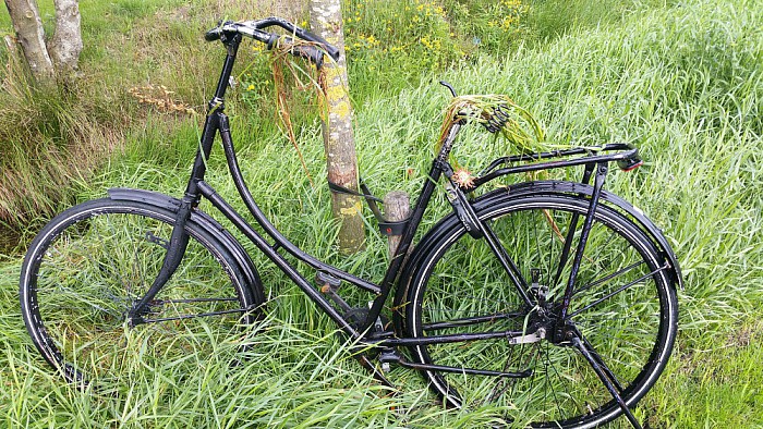 Politie haalt fiets uit water - Foto: Politie Dalfsen