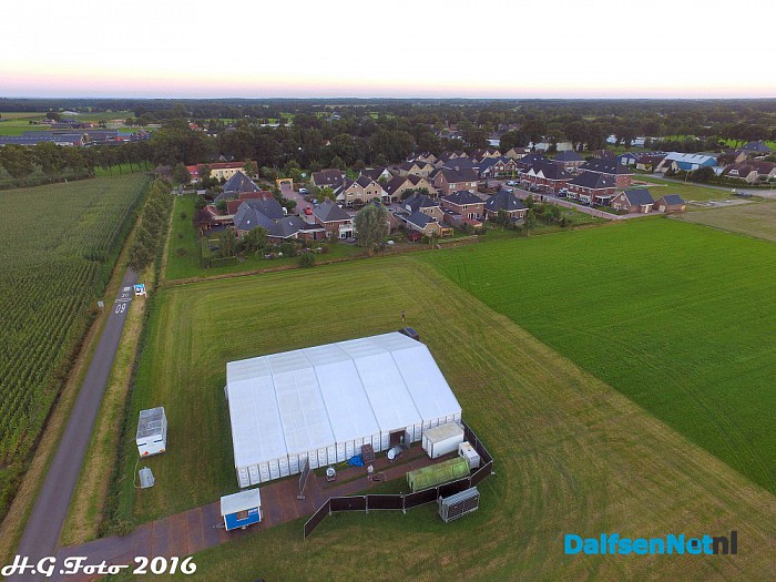 Oudleusen druk met de straatversiering. - Foto: H.G. Foto