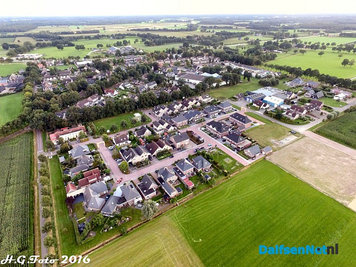 Oudleusen druk met de straatversiering. - Foto: H.G. Foto