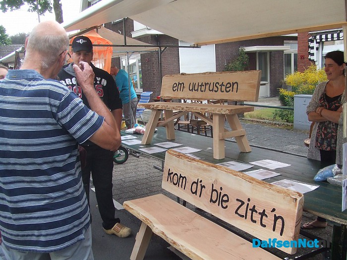 Gezellige drukte op de rommelmarkt te Heino - Foto: Wim