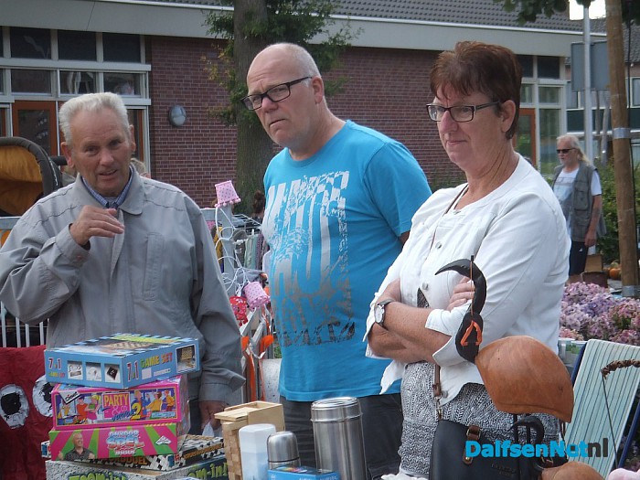 Gezellige drukte op de rommelmarkt te Heino - Foto: Wim