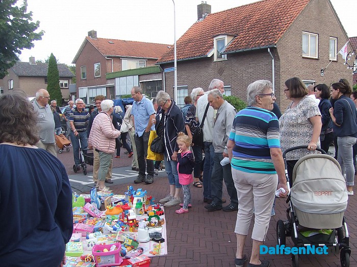 Gezellige drukte op de rommelmarkt te Heino - Foto: Wim