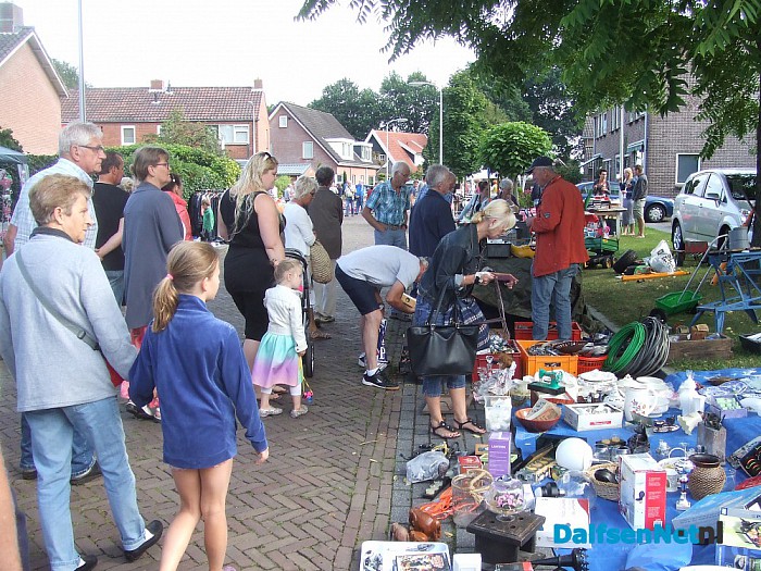 Gezellige drukte op de rommelmarkt te Heino - Foto: Wim