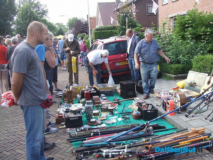 Gezellige drukte op de rommelmarkt te Heino - Foto: Wim