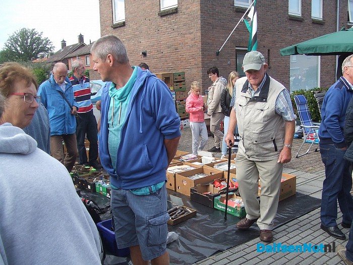 Gezellige drukte op de rommelmarkt te Heino - Foto: Wim