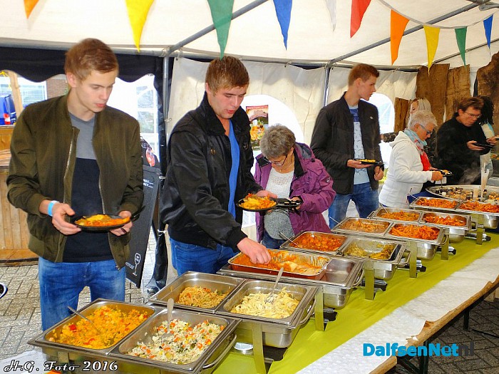Culinaire avond op Dirk Wennemarsplein (foto update) - Foto: H.G. Foto