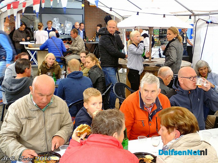 Culinaire avond op Dirk Wennemarsplein (foto update) - Foto: H.G. Foto