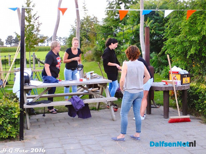 Oudleusen druk met de straatversiering. - Foto: H.G. Foto