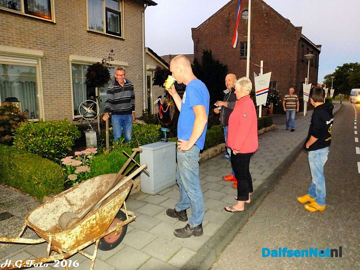 Oudleusen druk met de straatversiering. - Foto: H.G. Foto