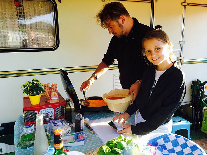 Pizza’s bakken voor de halve camping - Foto: Eigen geleverde foto