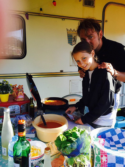 Pizza’s bakken voor de halve camping - Foto: Eigen geleverde foto