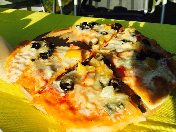 Pizza’s bakken voor de halve camping - Foto: Eigen geleverde foto