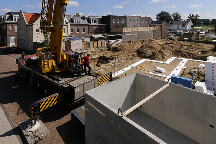 Plaatsen van een grote kelder - Foto: Gemeente Dalfsen