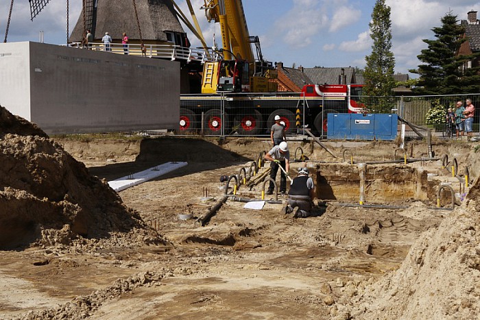 Plaatsen van een grote kelder - Foto: Gemeente Dalfsen