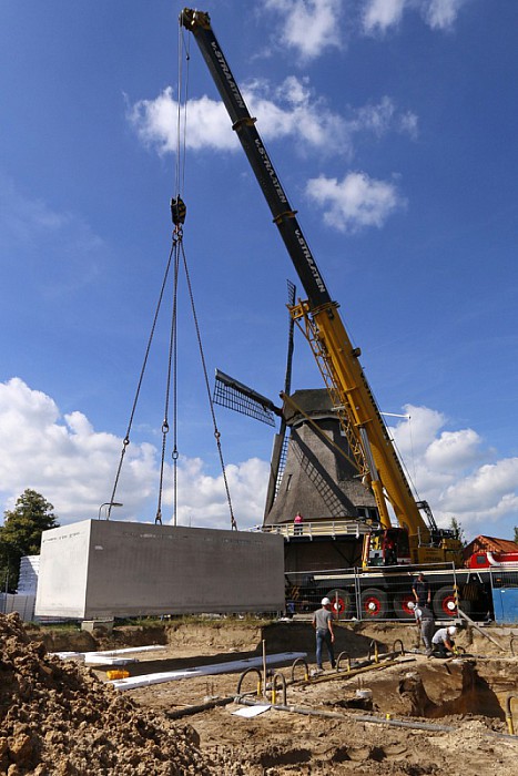 Plaatsen van een grote kelder - Foto: Gemeente Dalfsen