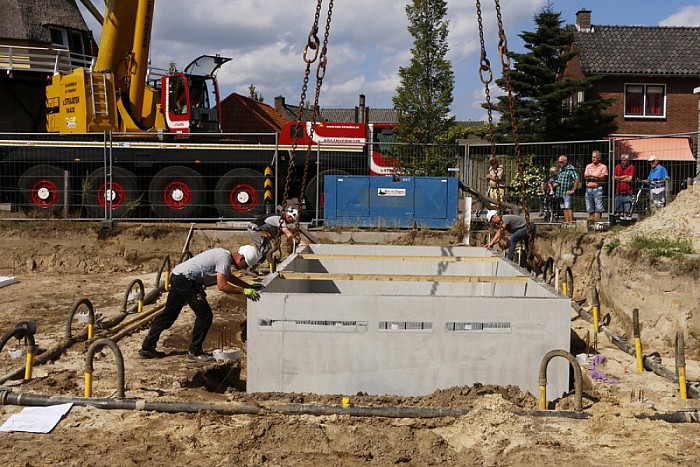 Plaatsen van een grote kelder - Foto: Gemeente Dalfsen