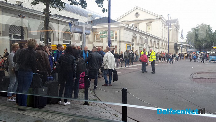 Drukte op station Zwolle door stroomstoring. - Foto: Bert