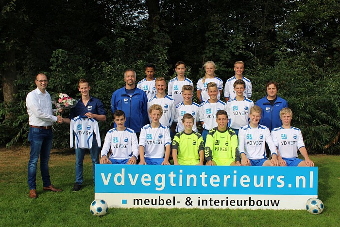 van der Vegt nieuwe sponsor JO17 1 - Foto: Eigen geleverde foto