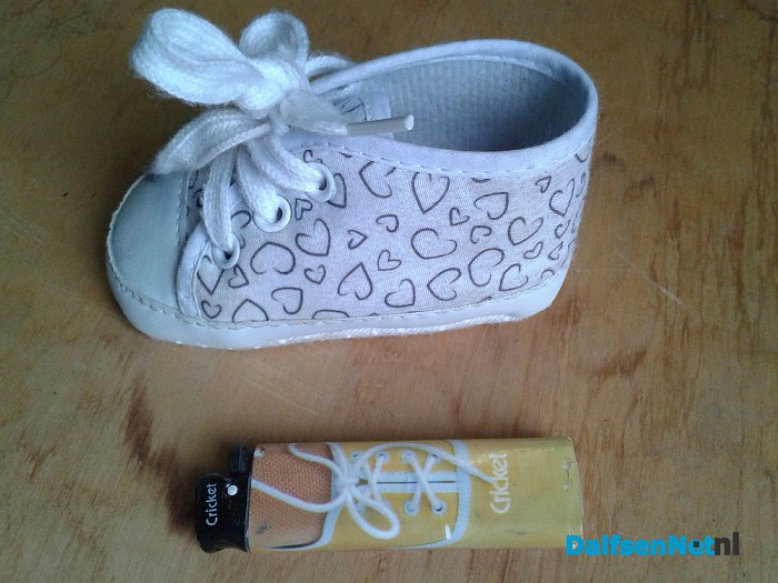 Baby schopt…….schoen uit - Foto: Ingezonden foto