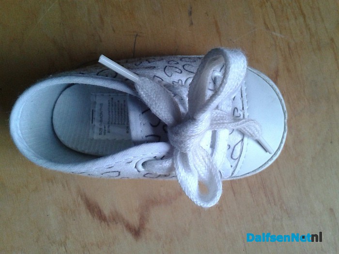 Baby schopt…….schoen uit - Foto: Ingezonden foto