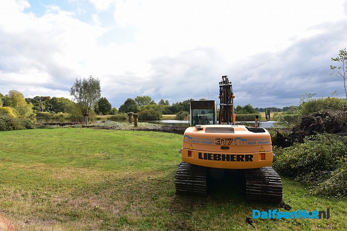 Gemeente Dalfsen doet groot onderhoud aan vijvers. - Foto: Johan Bokma