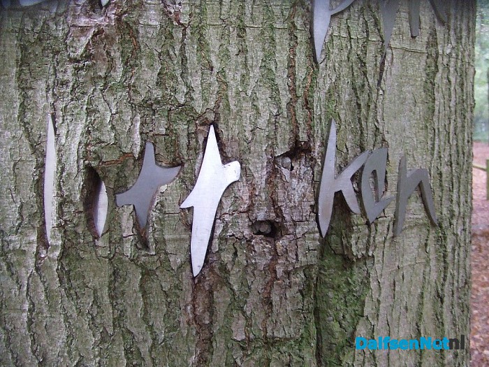 Vernieling? Of rekent boom af met kunstwerK? - Foto: Wim