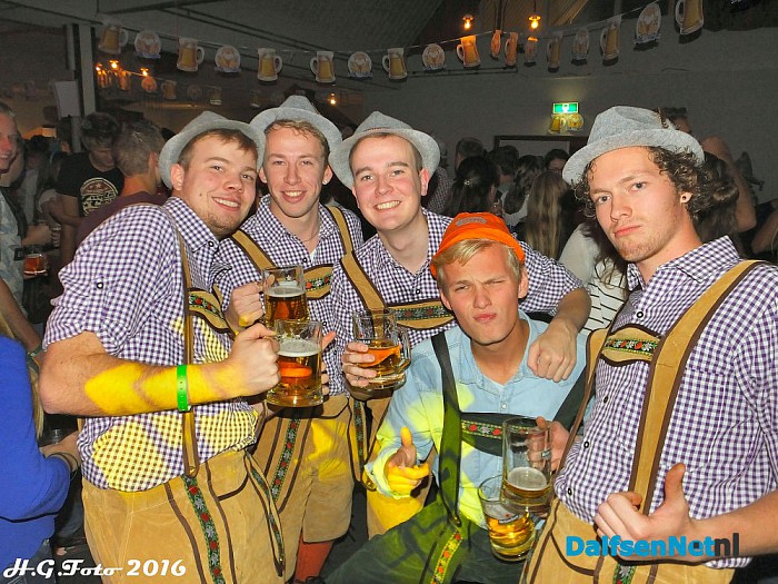 Oktoberfest Oudleusen trekt volle zaal. - Foto: H.G. Foto