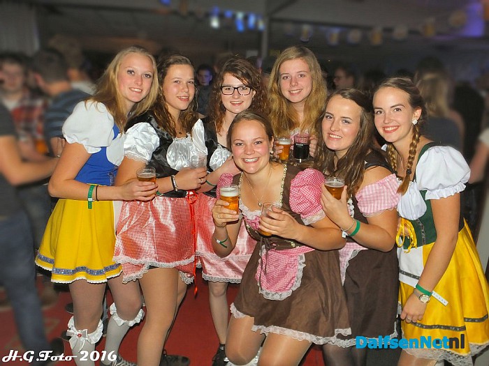 Oktoberfest Oudleusen trekt volle zaal. - Foto: H.G. Foto