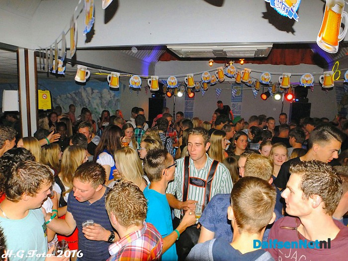 Oktoberfest Oudleusen trekt volle zaal. - Foto: H.G. Foto