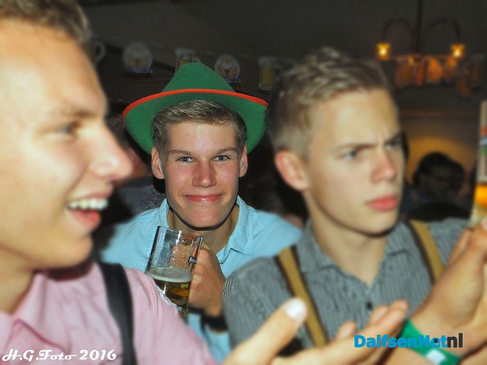 Oktoberfest Oudleusen trekt volle zaal. - Foto: H.G. Foto