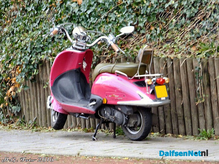 Scooterrijder onderuit - Foto: H.G. Foto