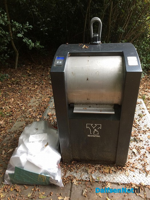 Plastic hoort niet in afvalcontainers - Foto: Ingezonden foto