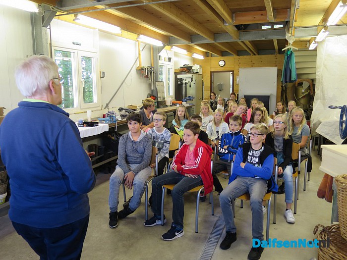 School op bezoek bij Dierenbegraafplaats - Foto: Wim