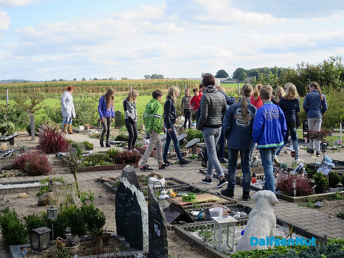 School op bezoek bij Dierenbegraafplaats - Foto: Wim