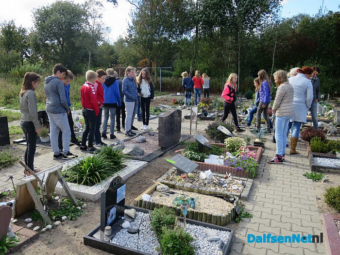 School op bezoek bij Dierenbegraafplaats - Foto: Wim