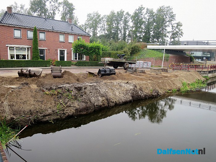 In Lemelerveld wordt hard gewerkt aan het kanaal - Foto: Wim
