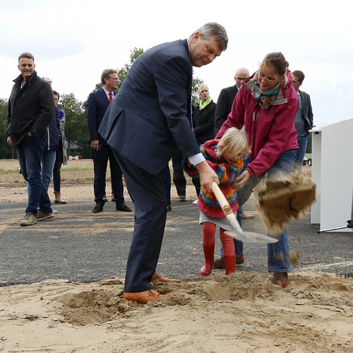 Wethouder geeft startsein bouw Oosterdalfsen - Foto: Gemeente Dalfsen